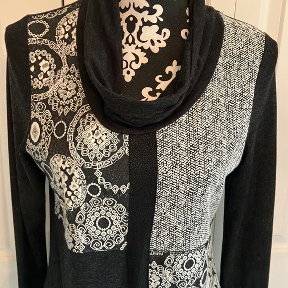 Fabulous black poly/cotton sweater w/light cowl neck in creamy blackgray pattern - Picture 2 of 11